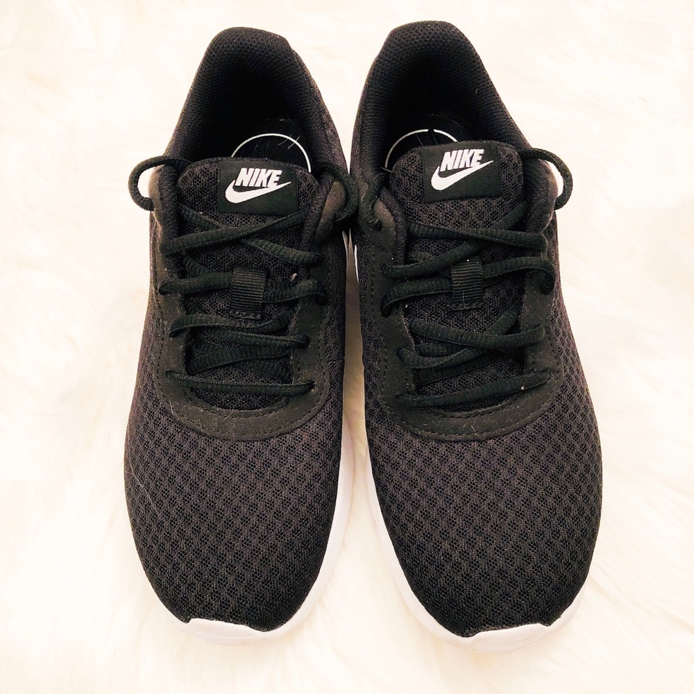 Nike Tanjun Black/White Size 7